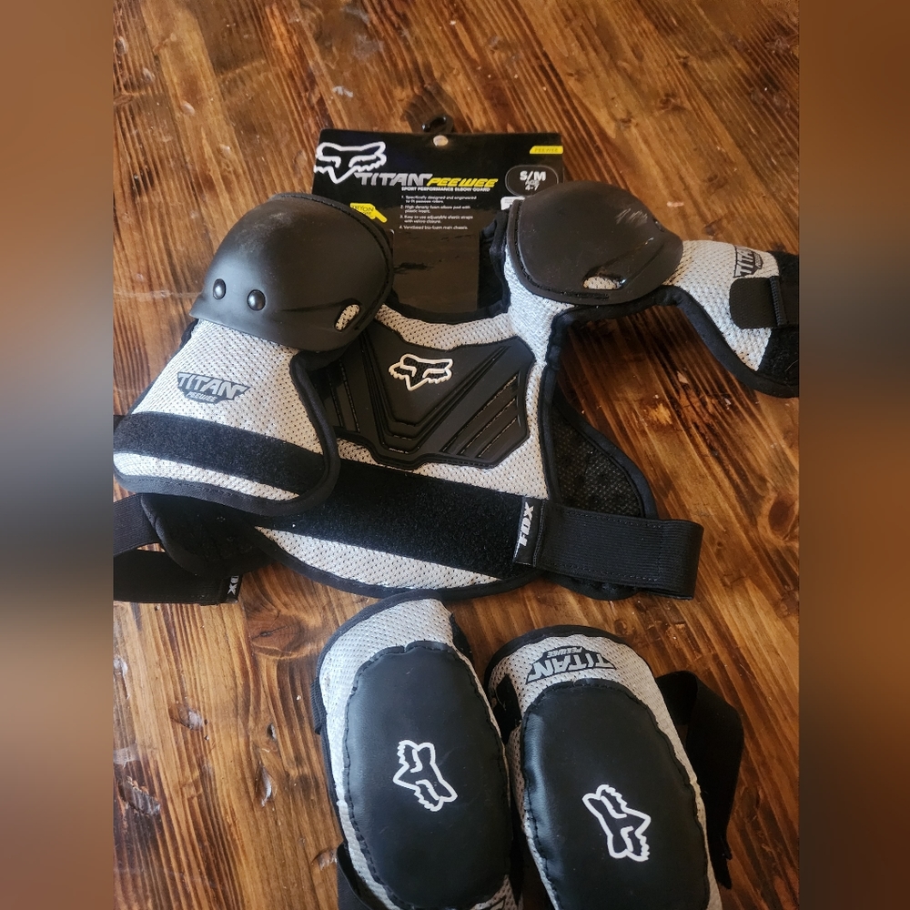 Fox peewee titan chest protector  and elbow pads